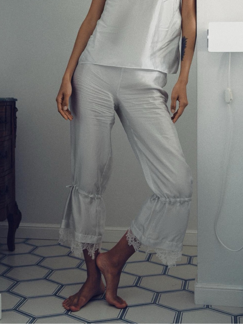 STRIPED LACE CAPRI PANTS